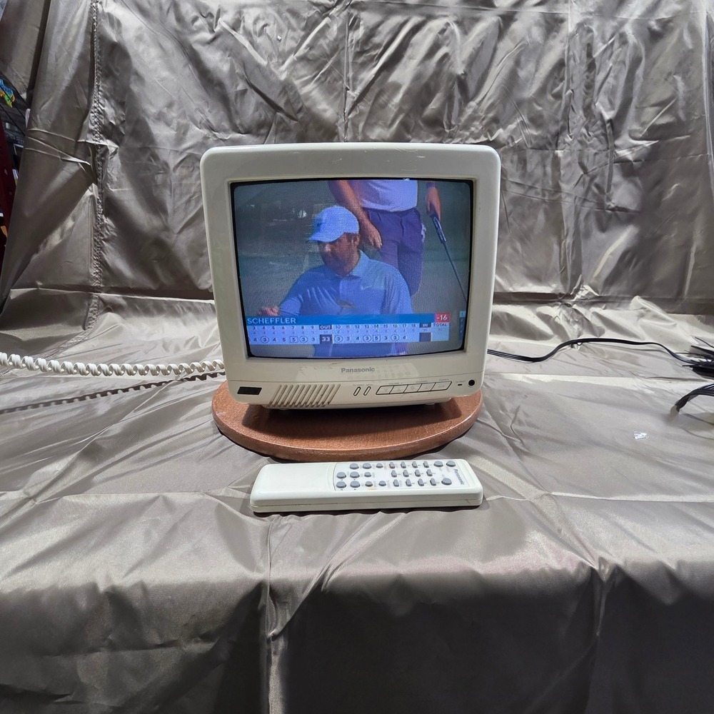 Panasonic CT-10R10R Vintage 10in CRT Color TV White Retro Gaming 1993 Remote